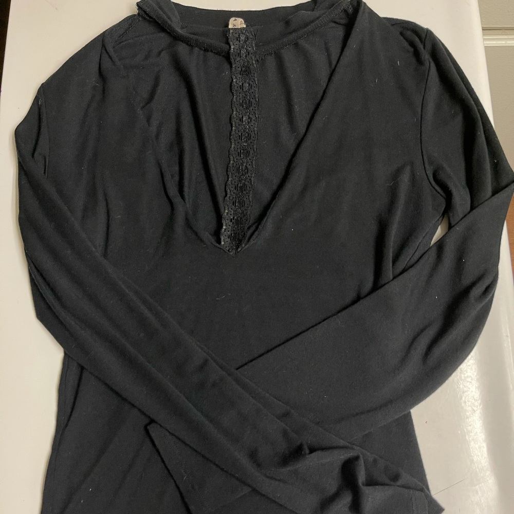 Emma & Sam V Neck Laced long sleeve size XS